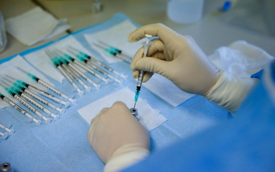 η-pfizer-μειώνει-τις-παραδόσεις-εμβολίων-έω-561237064