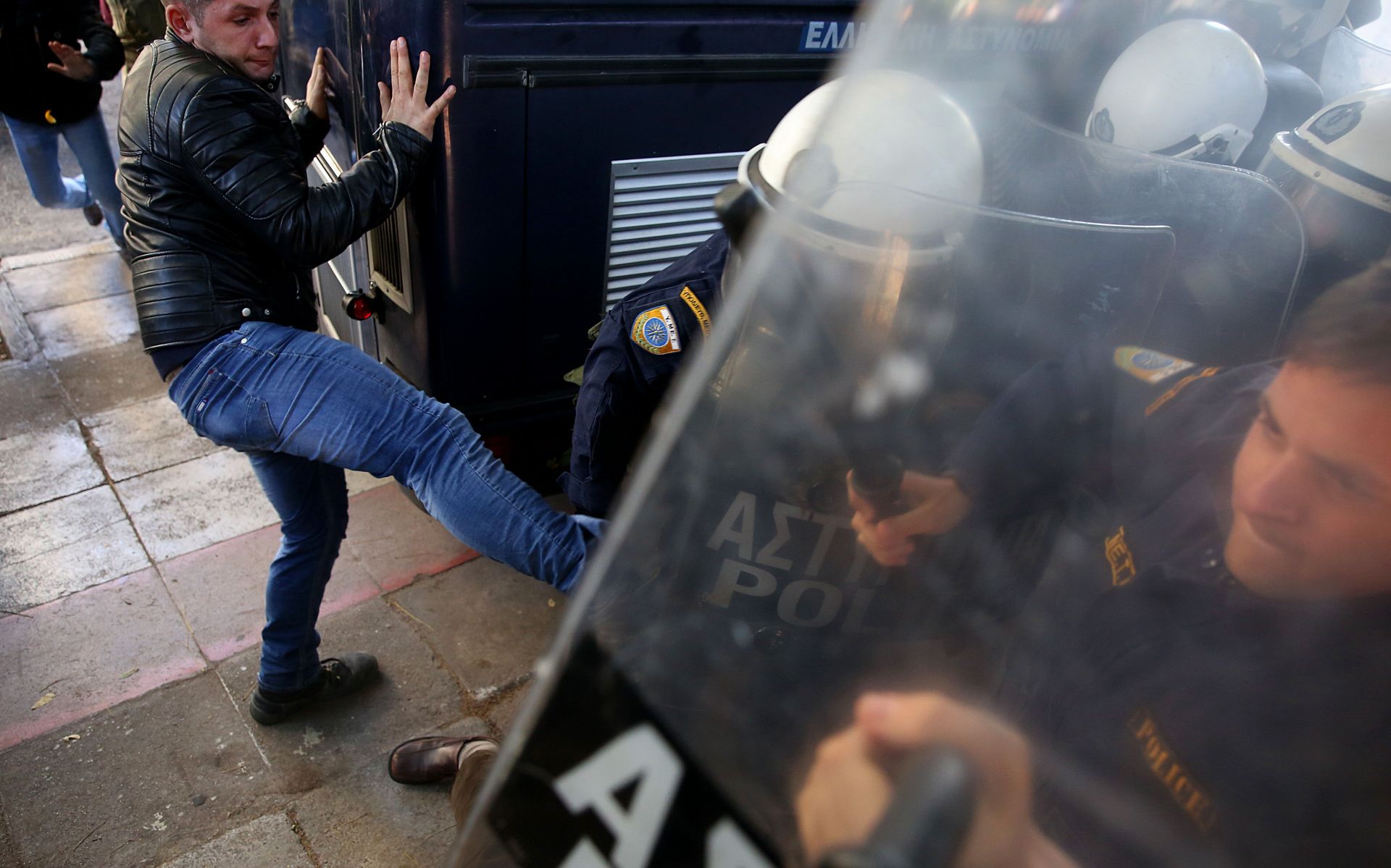 η-ηγεσία-μάς-έστειλε-ως-πρόβατα-επί-σφ-561222469