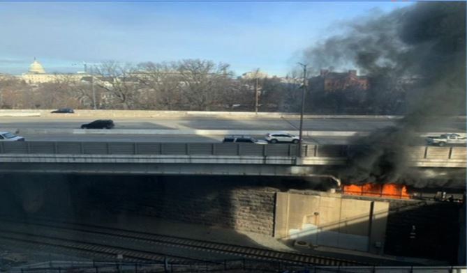 Ήρθη το λοκντάουν στο Καπιτώλιο, υπό έλεγχο η φωτιά σε κοντινή περιοχή-1