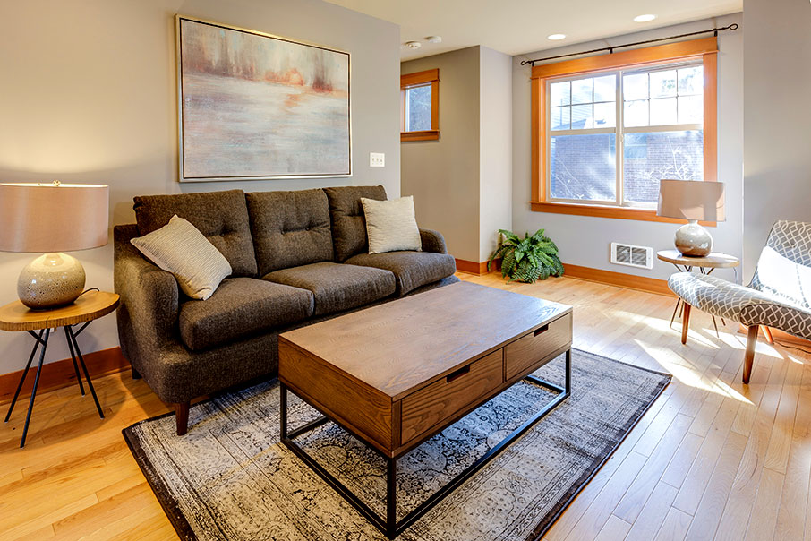 Χρώματα τοίχου για σαλόνι με γκρι καναπέ-5