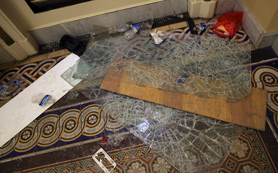 εισβολή-στο-καπιτώλιο-εικόνες-από-τις-561218992