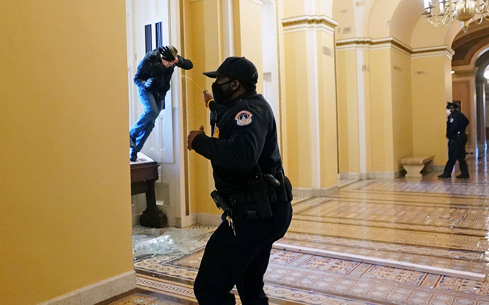 Οπαδοί του Τραμπ εισέβαλαν στο Καπιτώλιο – Απαγόρευση κυκλοφορίας στην Ουάσιγκτον-4