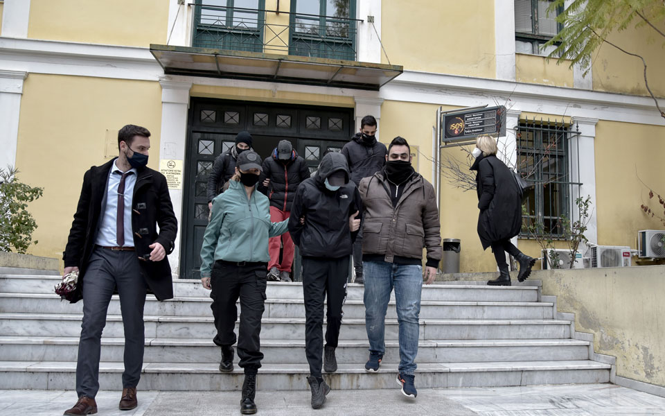 υπό-κράτηση-μέχρι-την-απολογία-τους-τα-561230920