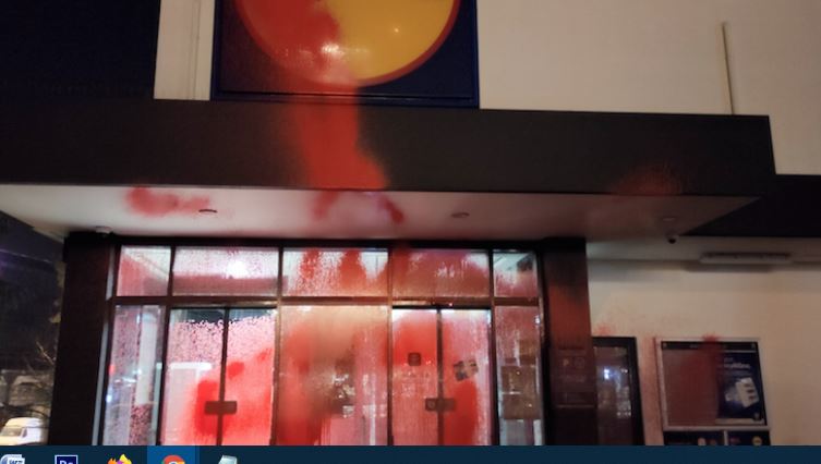 επίθεση-με-μπογιές-σε-επτά-σούπερ-μάρκ-561221887