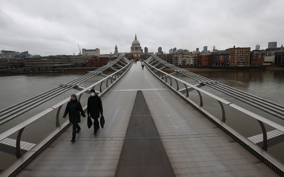 βρετανία-πάνω-από-60-000-κρούσματα-για-πρώτ-561217207