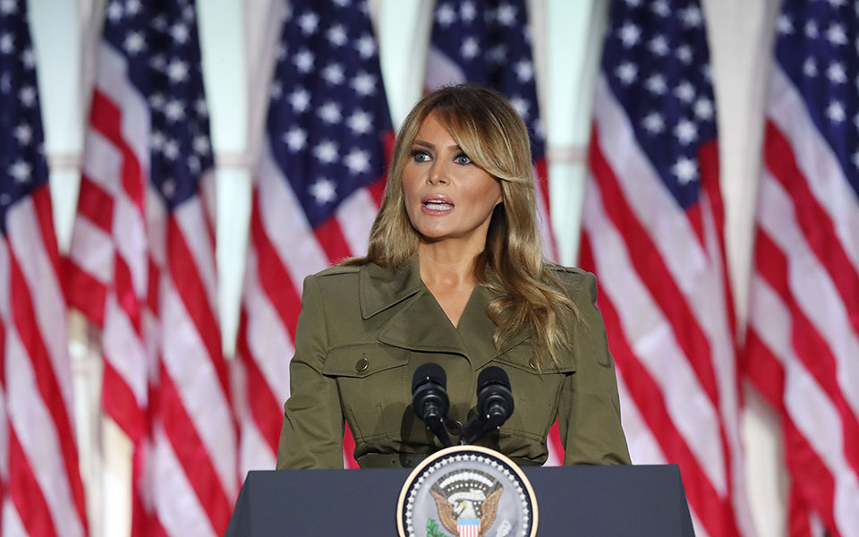 μελάνια-τραμπ-καταδικάζω-τη-βία-στο-κα-561223030