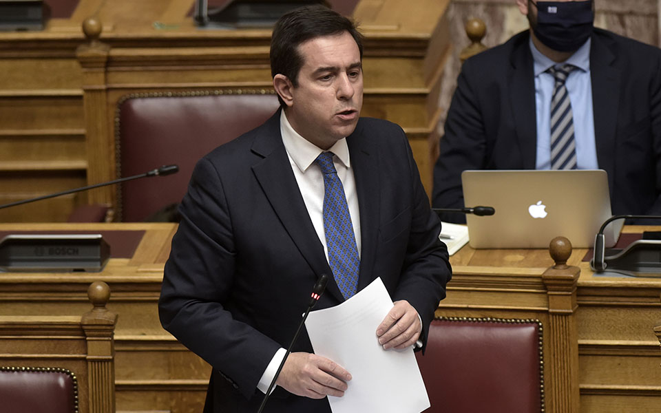 ν-μηταράκης-μειώθηκαν-κατά-80-οι-μετανα-561232900