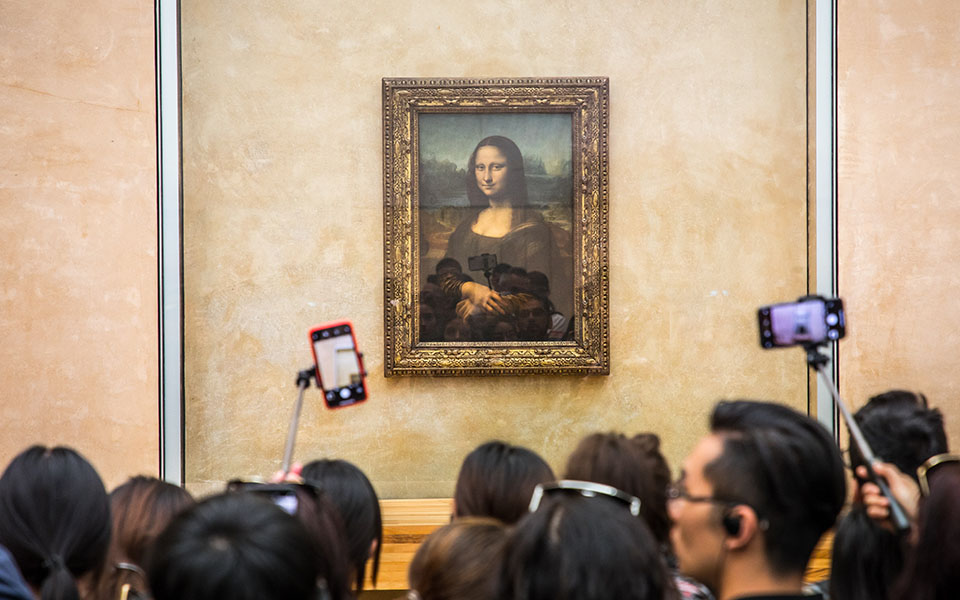 η-τζοκόντα-χαμογελάει-σε-άδεια-αίθο-561242671