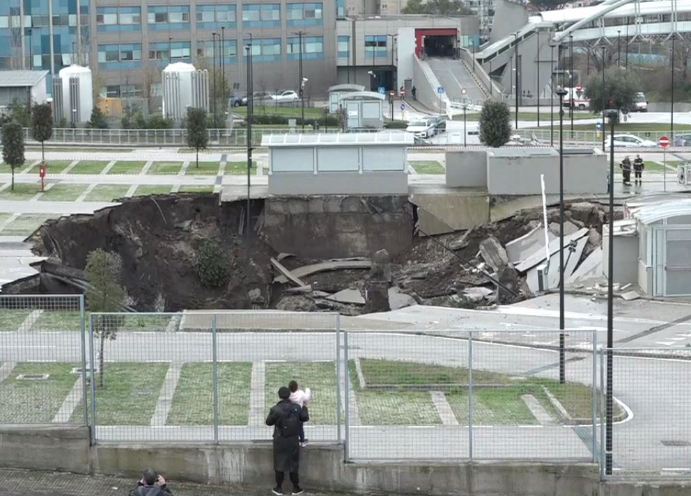 ιταλία-υποχώρησε-το-έδαφος-σε-πάρκινγ-561219685