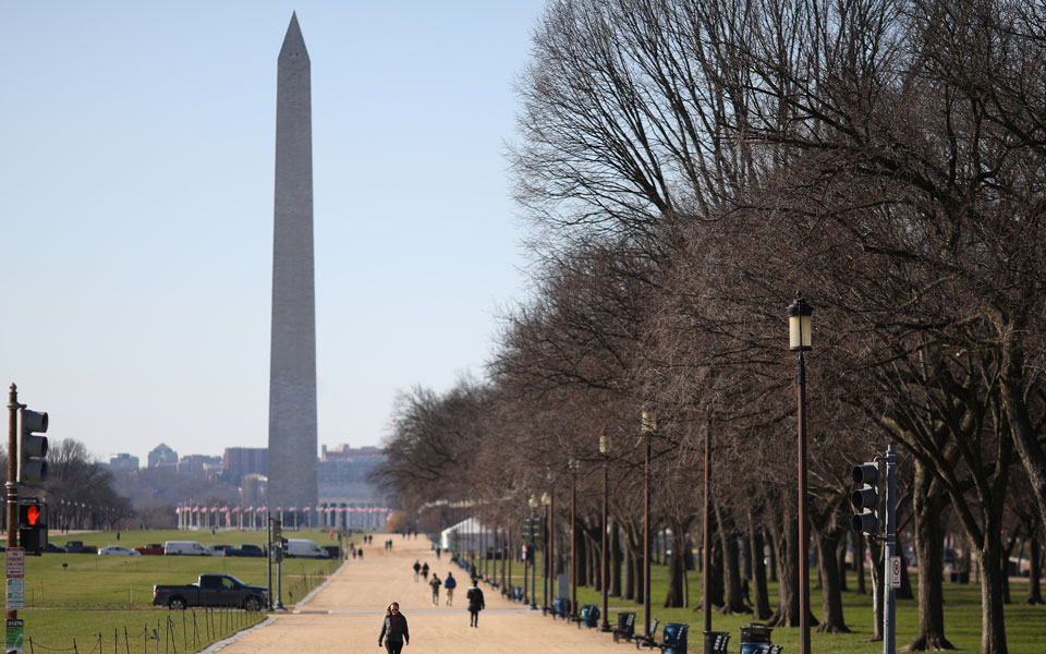 κλείνει-το-μνημείο-του-ουάσιγκτον-ενό-561222973