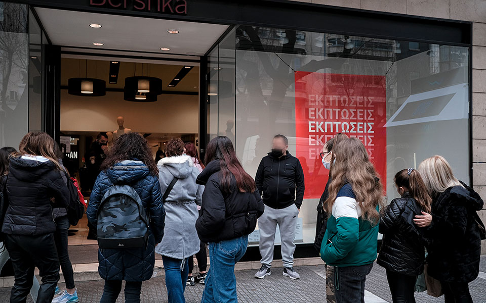 ουρές-στα-καταστήματα-σε-αθήνα-και-θεσ-561239500