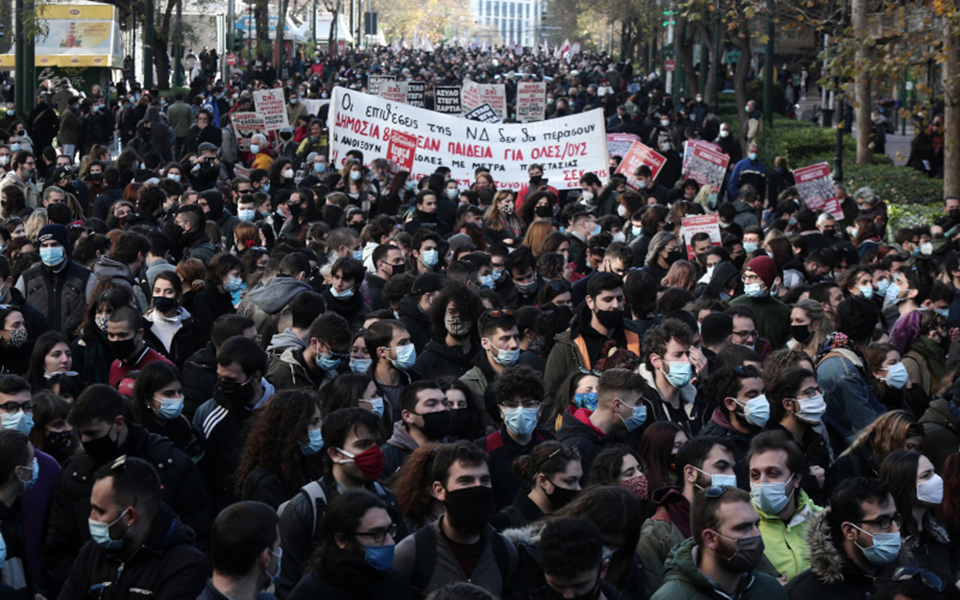 εικόνες-συνωστισμού-στο-πανεκπαιδευ-561244804