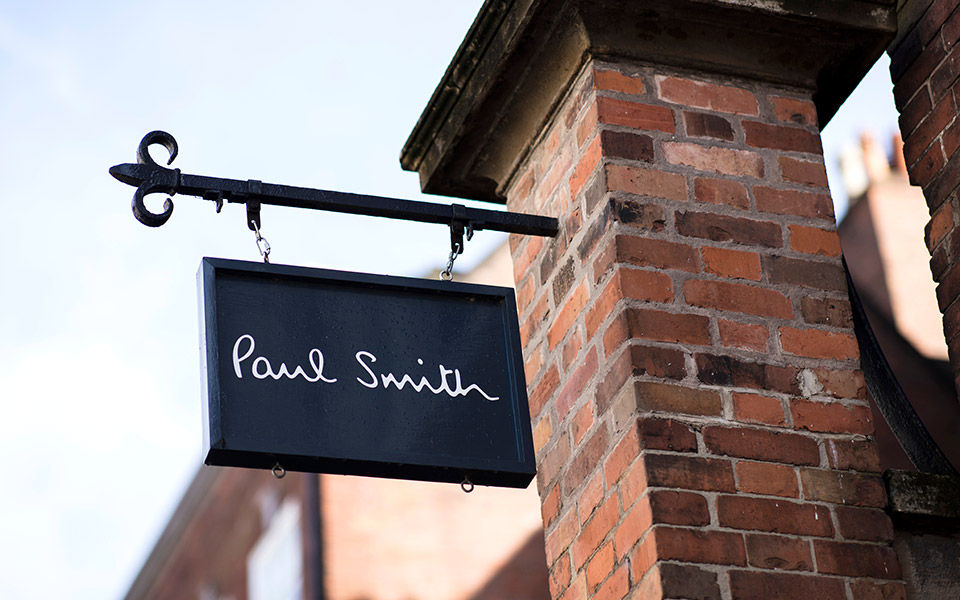 ο-πολ-σμιθ-εξακολουθεί-να-φορά-τα-κοστο-561243712