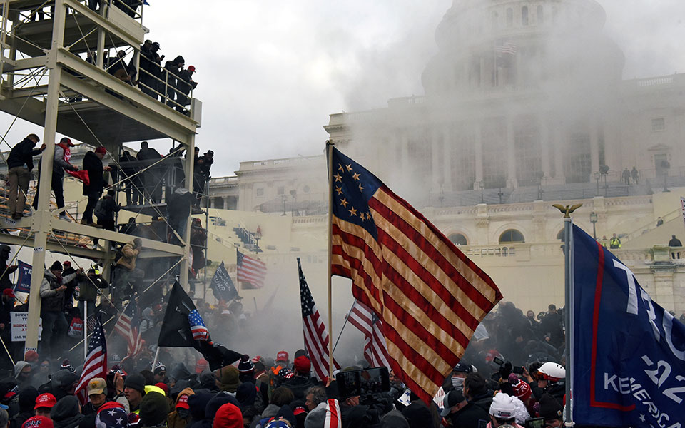 Οπαδοί του Τραμπ εισέβαλαν στο Καπιτώλιο – Απαγόρευση κυκλοφορίας στην Ουάσιγκτον-10