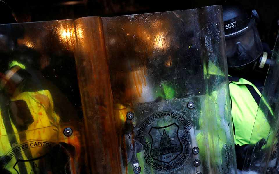 Οπαδοί του Τραμπ εισέβαλαν στο Καπιτώλιο – Απαγόρευση κυκλοφορίας στην Ουάσιγκτον-5