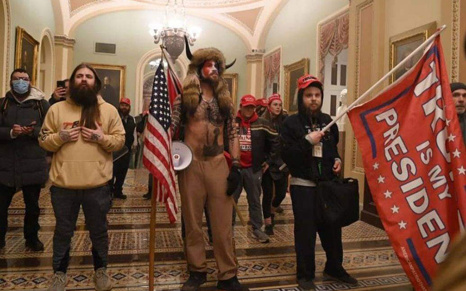 Οπαδοί του Τραμπ εισέβαλαν στο Καπιτώλιο – Απαγόρευση κυκλοφορίας στην Ουάσιγκτον-8