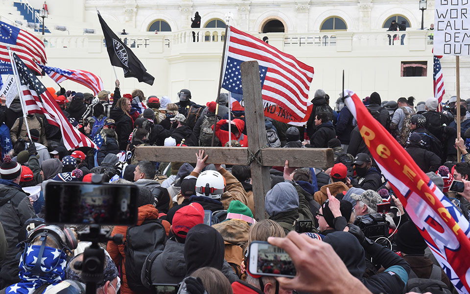 Οπαδοί του Τραμπ εισέβαλαν στο Καπιτώλιο – Απαγόρευση κυκλοφορίας στην Ουάσιγκτον-11