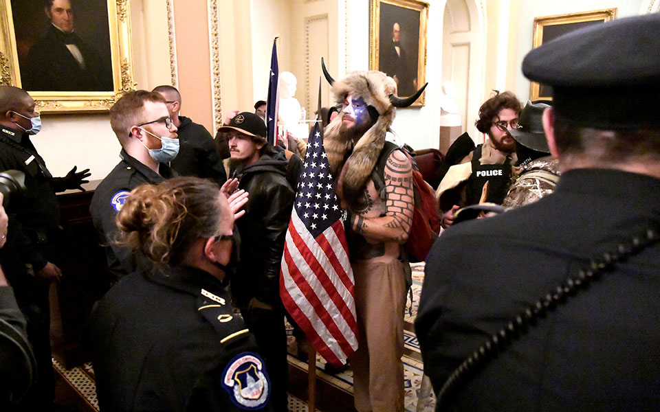 Οπαδοί του Τραμπ εισέβαλαν στο Καπιτώλιο – Απαγόρευση κυκλοφορίας στην Ουάσιγκτον-7