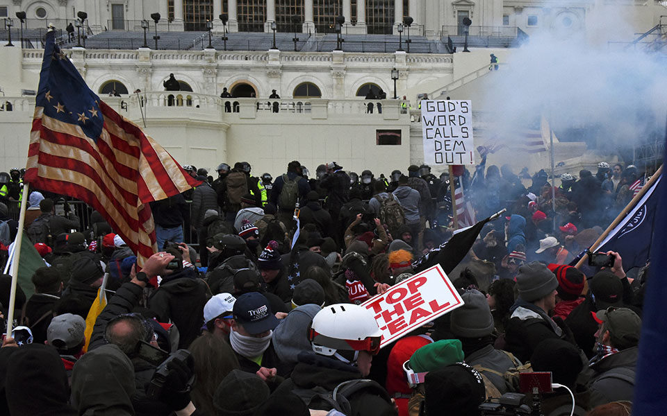 Οπαδοί του Τραμπ εισέβαλαν στο Καπιτώλιο – Απαγόρευση κυκλοφορίας στην Ουάσιγκτον-12