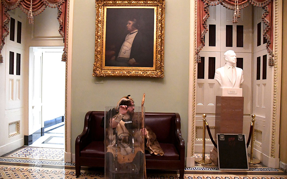 Οπαδοί του Τραμπ εισέβαλαν στο Καπιτώλιο – Απαγόρευση κυκλοφορίας στην Ουάσιγκτον-6