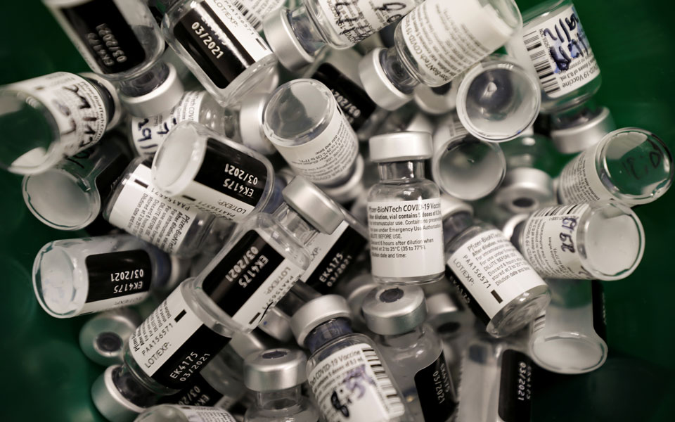 εμβόλια-αναμένοντας-τη-λύτρωση-το-2021-561213535