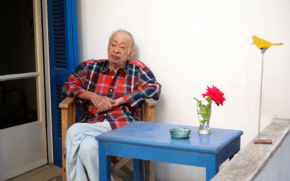 απεβίωσε-ο-συγγραφέας-βασίλης-αλεξάκ-561223003