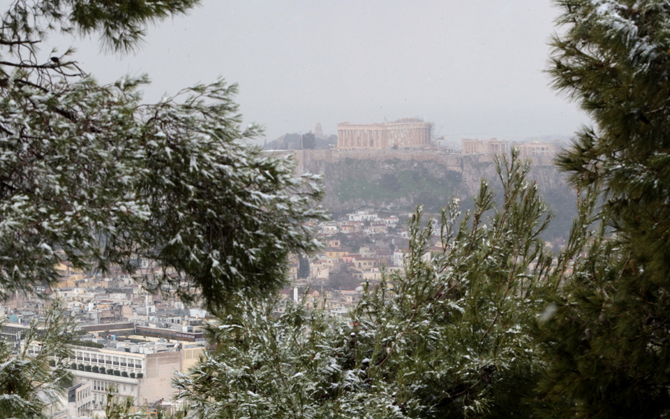 ασθενής-χιονόπτωση-στο-κέντρο-της-αθή-561243529