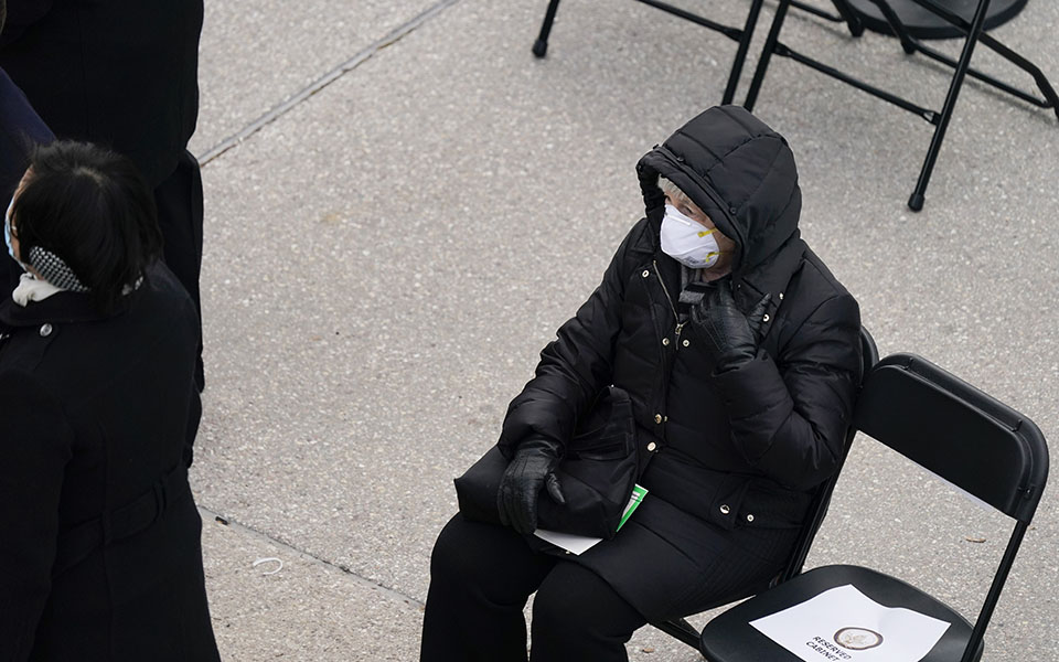 Η νεαρή ποιήτρια και τα γάντια του Μπέρνι-2