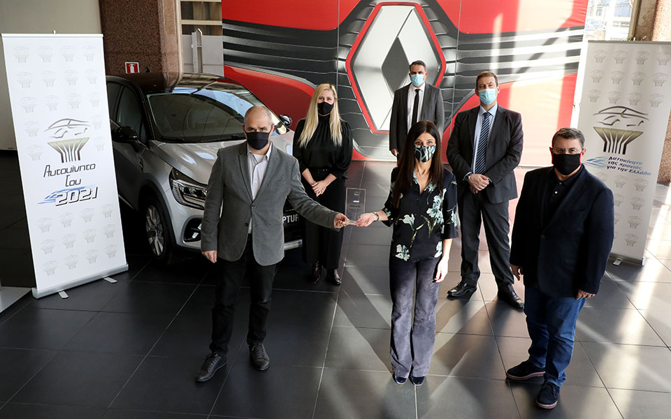 Απονομή του βραβείου για το νέο Renault Captur στην TEOREN Motors-3