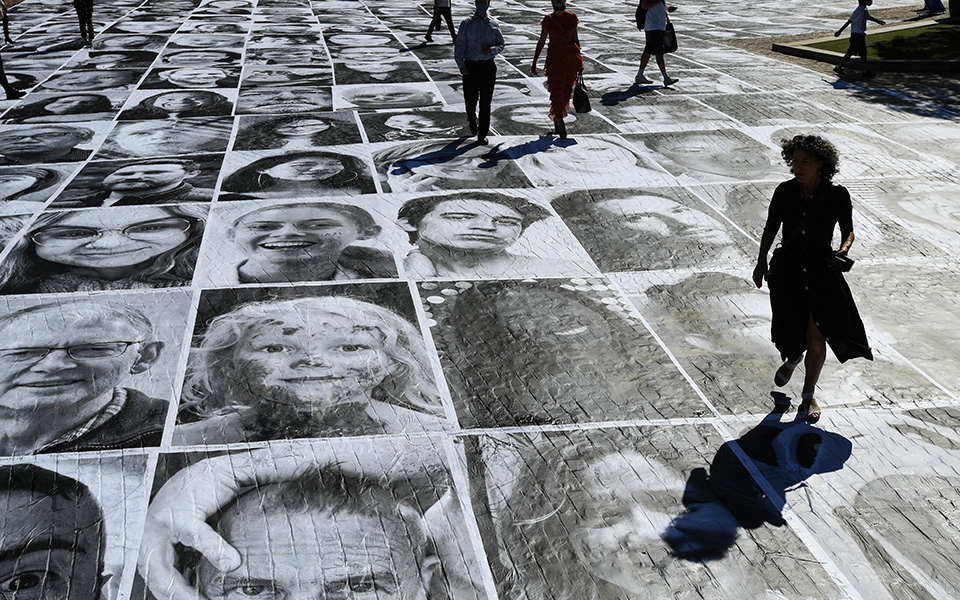 πρόσωπα-παντού-561270754