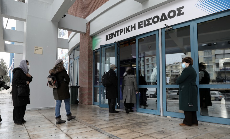 Άνοιξαν τις πύλες τους τα mega εμβολιαστικά κέντρα –  Πρεμιέρα για το εμβόλιο της AstraZeneca-1