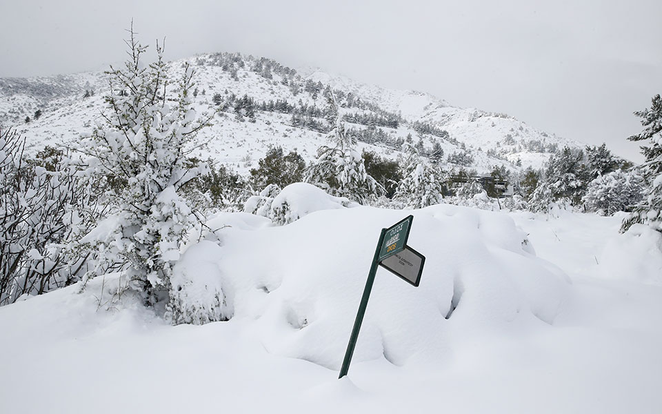 emy-χιονόπτωση-ρεκόρ-διάρκειας-36-ωρών-σ-561267772