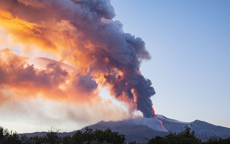 Η έκρηξη της Αίτνας φώτισε τον ουρανό της Σικελίας (φωτογραφίες)-3