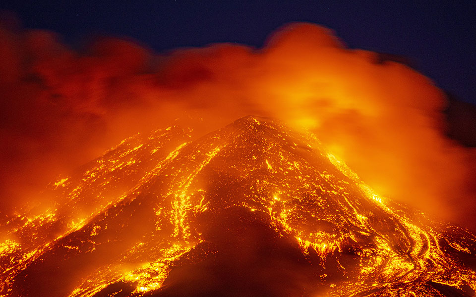 Η έκρηξη της Αίτνας φώτισε τον ουρανό της Σικελίας (φωτογραφίες)-8