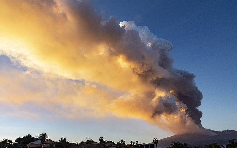 Η έκρηξη της Αίτνας φώτισε τον ουρανό της Σικελίας (φωτογραφίες)-2