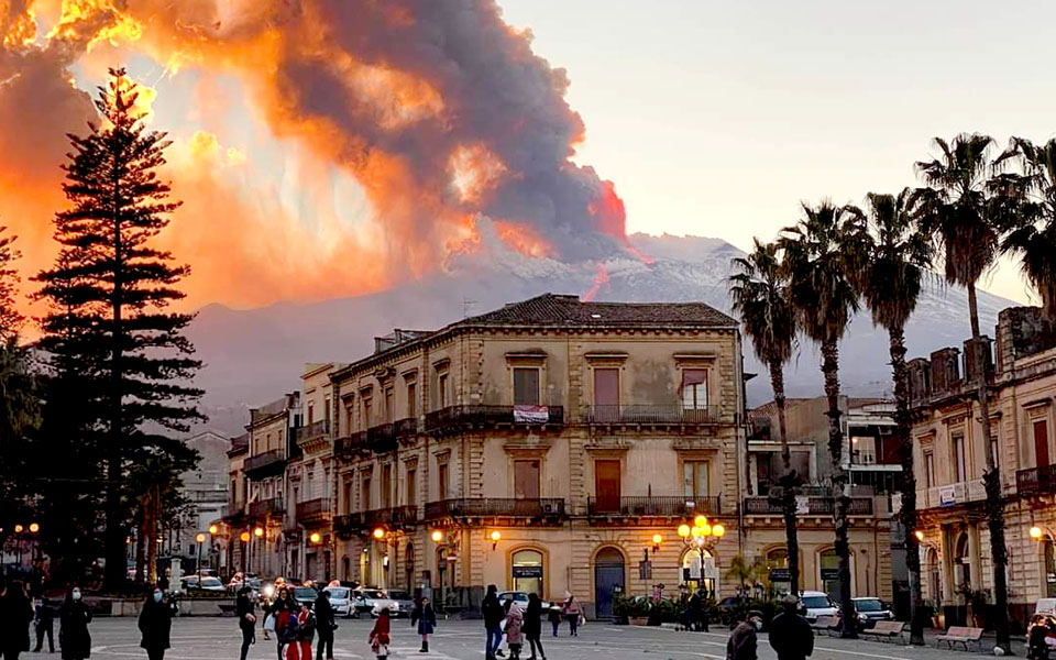Η έκρηξη της Αίτνας φώτισε τον ουρανό της Σικελίας (φωτογραφίες)-1