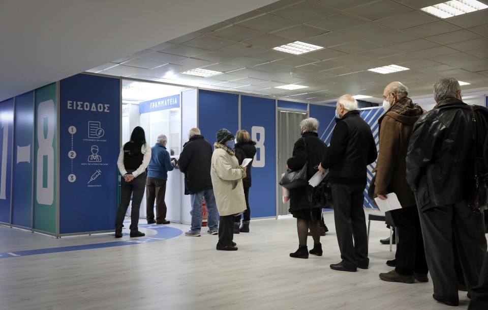 Άνοιξαν τις πύλες τους τα mega εμβολιαστικά κέντρα –  Πρεμιέρα για το εμβόλιο της AstraZeneca-2