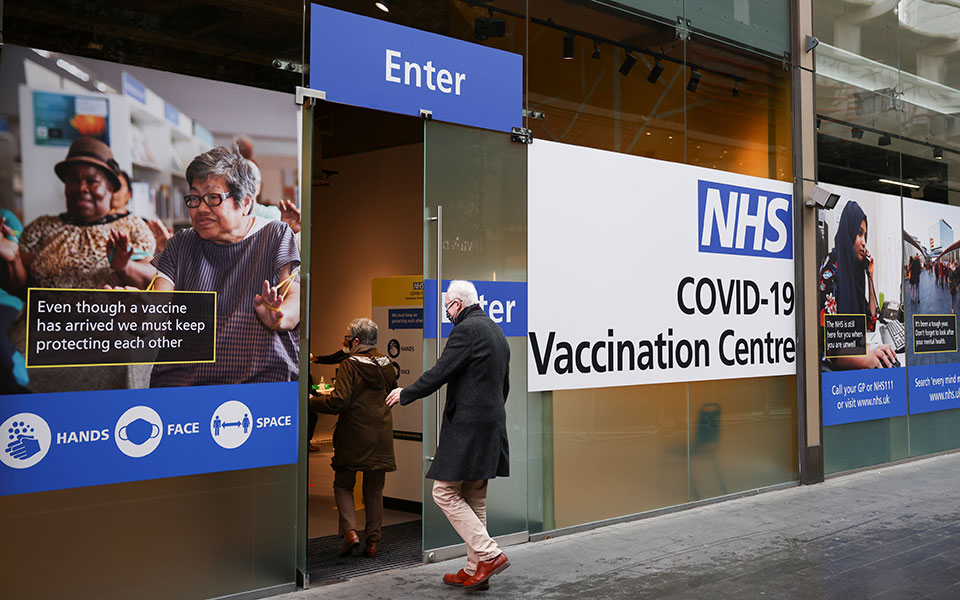 προς-ενισχυτική-δόση-και-ετήσιο-εμβολ-561255991