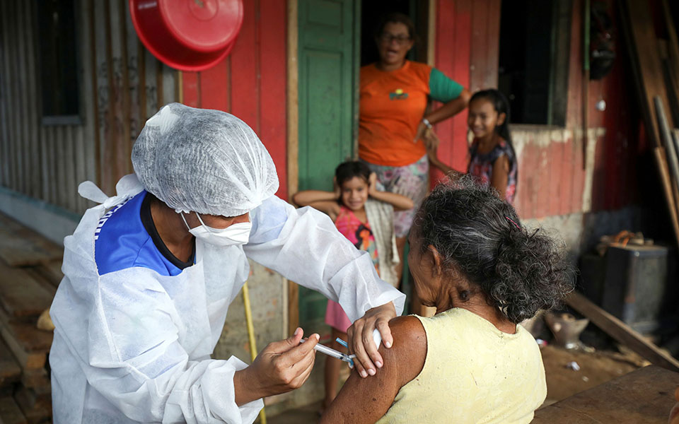 «Χάσαμε τόσο πολλούς»: Οι κάτοικοι του Αμαζονίου εμβολιάζονται-11