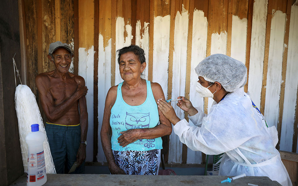 «Χάσαμε τόσο πολλούς»: Οι κάτοικοι του Αμαζονίου εμβολιάζονται-10