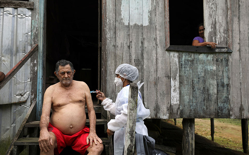 «Χάσαμε τόσο πολλούς»: Οι κάτοικοι του Αμαζονίου εμβολιάζονται-8