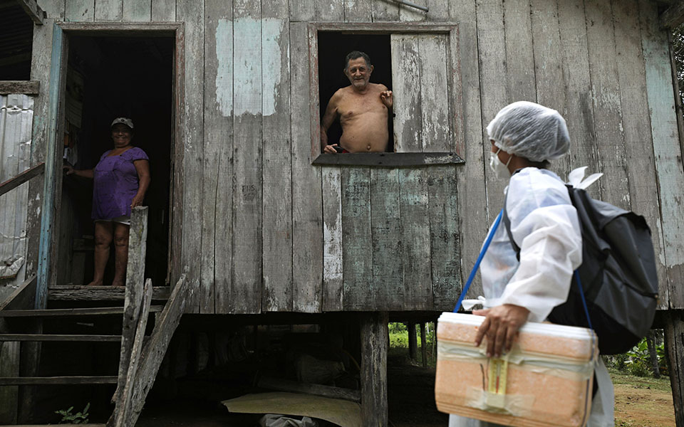 «Χάσαμε τόσο πολλούς»: Οι κάτοικοι του Αμαζονίου εμβολιάζονται-6