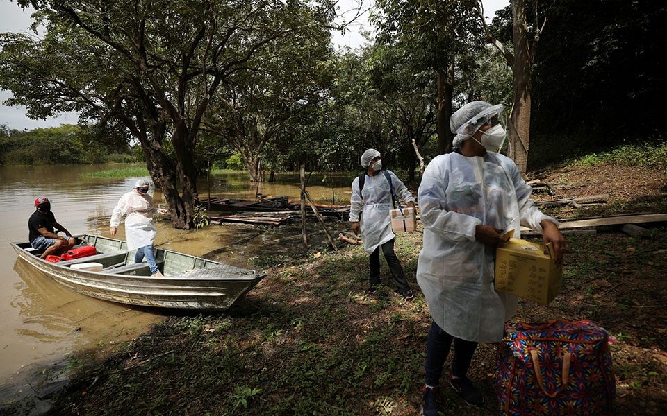 «Χάσαμε τόσο πολλούς»: Οι κάτοικοι του Αμαζονίου εμβολιάζονται-2