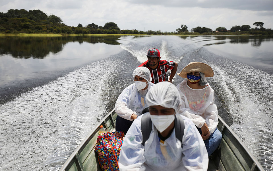 «Χάσαμε τόσο πολλούς»: Οι κάτοικοι του Αμαζονίου εμβολιάζονται-1