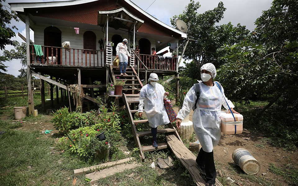 «Χάσαμε τόσο πολλούς»: Οι κάτοικοι του Αμαζονίου εμβολιάζονται-12