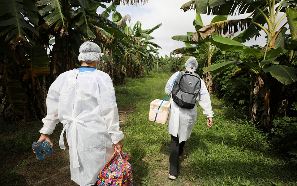 «Χάσαμε τόσο πολλούς»: Οι κάτοικοι του Αμαζονίου εμβολιάζονται-4