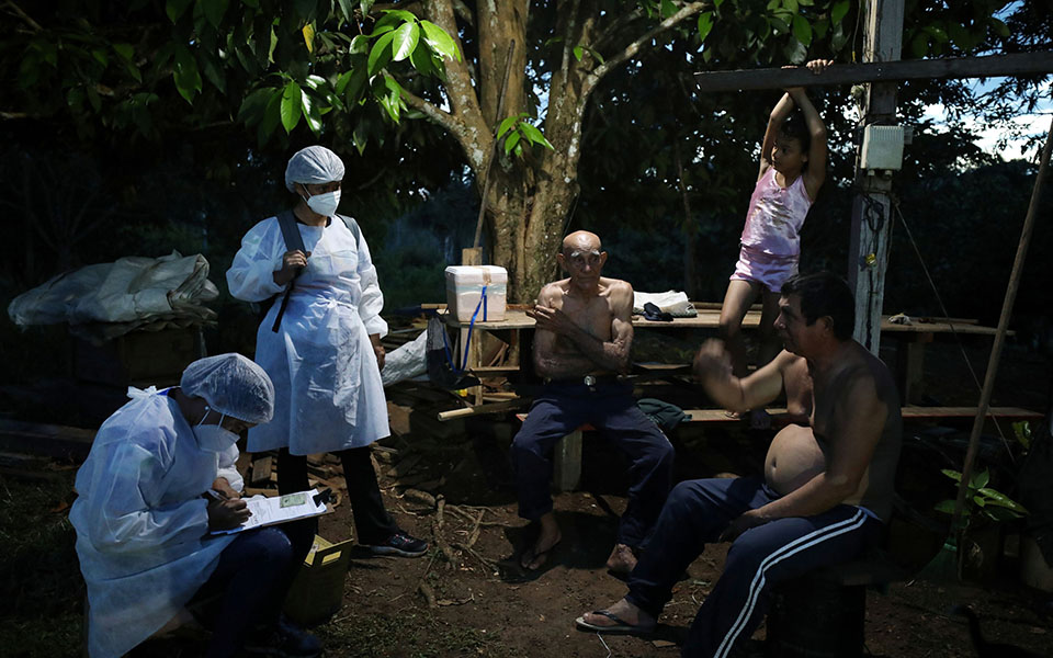 «Χάσαμε τόσο πολλούς»: Οι κάτοικοι του Αμαζονίου εμβολιάζονται-9