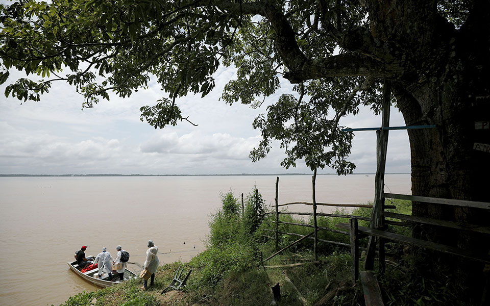 «Χάσαμε τόσο πολλούς»: Οι κάτοικοι του Αμαζονίου εμβολιάζονται-13