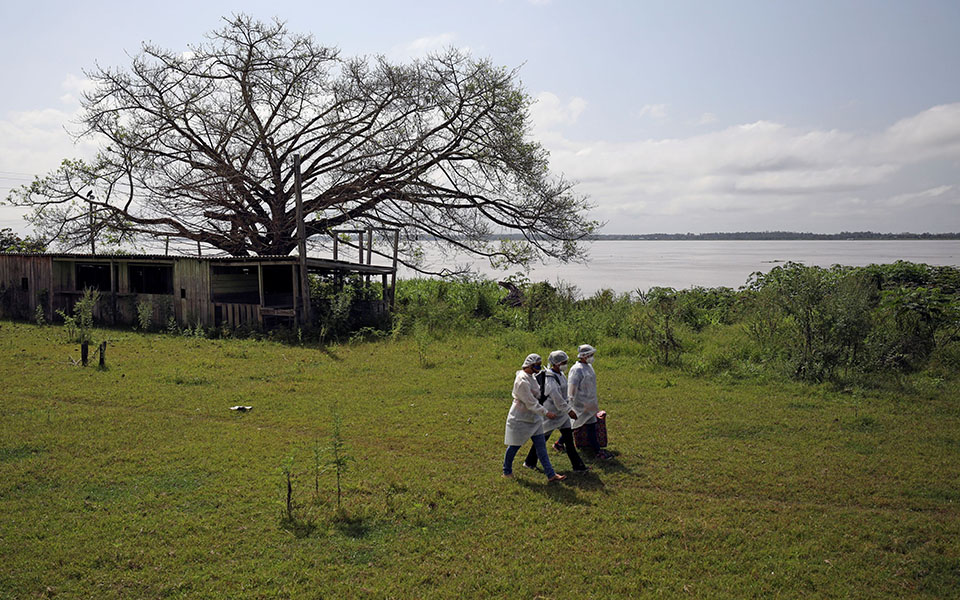 «Χάσαμε τόσο πολλούς»: Οι κάτοικοι του Αμαζονίου εμβολιάζονται-3