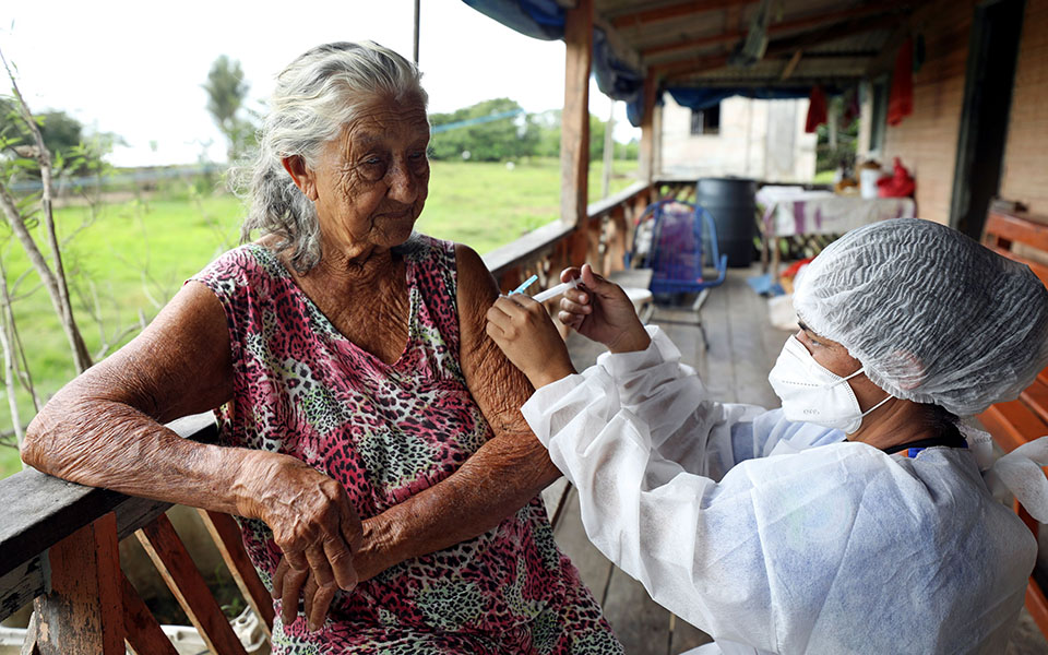 «Χάσαμε τόσο πολλούς»: Οι κάτοικοι του Αμαζονίου εμβολιάζονται-5